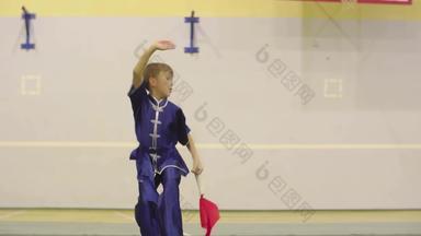 男孩<strong>少年</strong>传统的衣服培训武练习changquan剑
